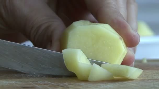 Рука нарізана картопля фрі — стокове відео