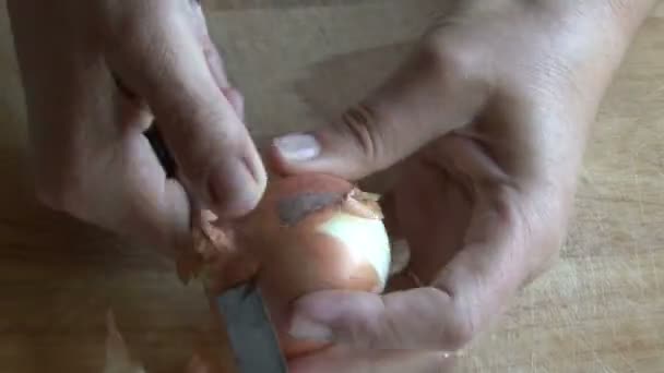 Comida - mujer pelando cebollas. HD — Vídeos de Stock