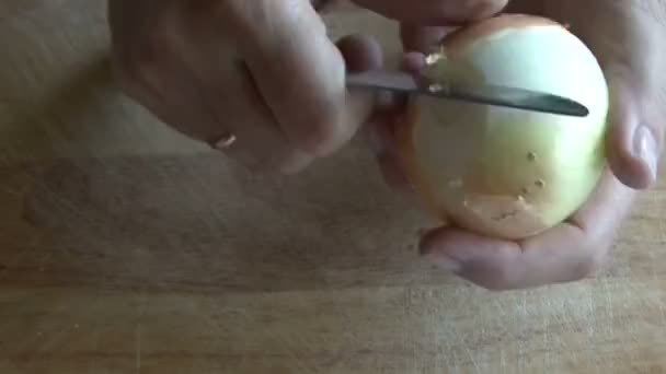 Τρόφιμα - γυναίκα που καθαρίζει κρεμμύδια. HD — Αρχείο Βίντεο