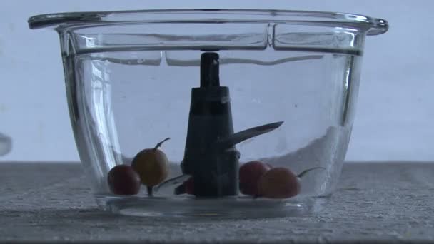 Ягоди потрапляють в блендер — стокове відео