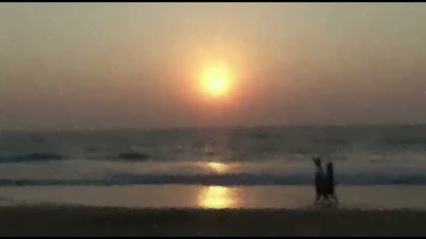 Magnifique coucher de soleil depuis le rivage de l'océan Indien — Video