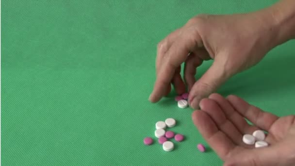 Рука и таблетки — стоковое видео