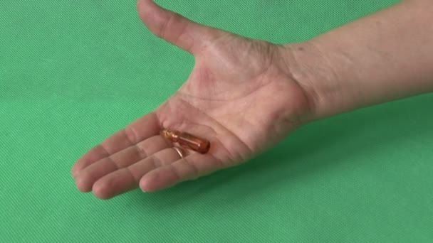 Hand und Pillen — Stockvideo