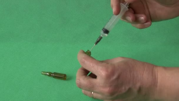Medicinska sprutor och injektionsflaskor på grön bakgrund — Stockvideo