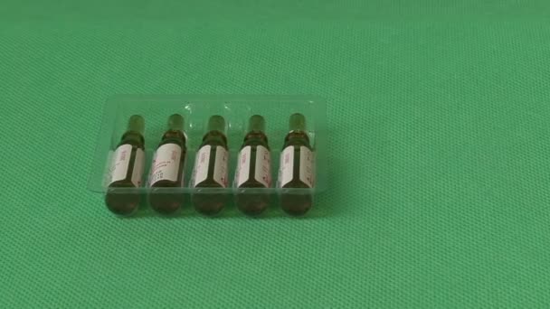 Фармацевтические ампулы, зеленый задний план — стоковое видео