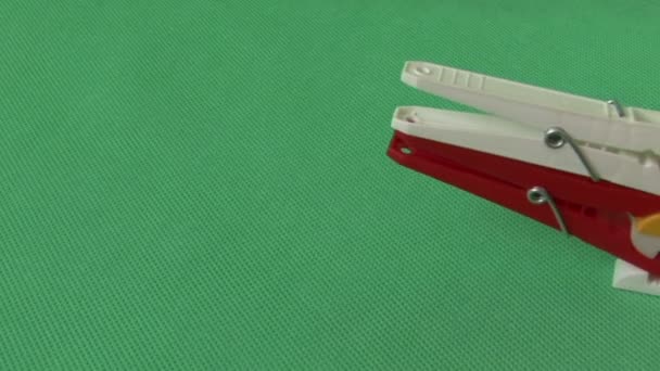 Pinza de ropa sobre fondo verde — Vídeos de Stock