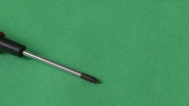 yeşil zemin üzerine tornavida