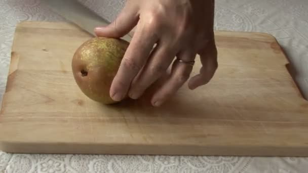 ナイフ、梨。女性の手 — ストック動画
