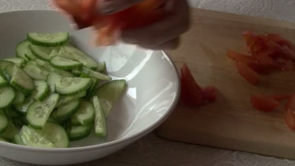 Estamos haciendo ensalada de verduras. Un tomate — Vídeos de Stock