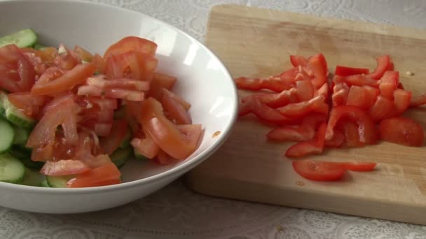 Estamos a fazer salada de legumes. Pimenta . — Vídeo de Stock