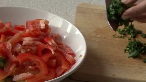 Stiamo facendo l'insalata di verdure. Verdure . — Video Stock