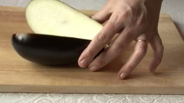 Kniv, aubergine, Hand. — Stockvideo