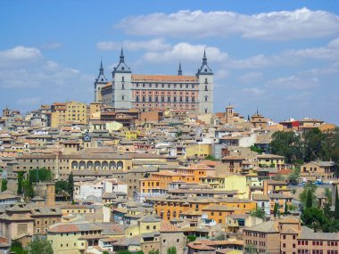 Toledo, İspanya: Tagus nehri üzerindeki köprüden kraliyet sarayının manzarası.
