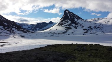 Norveç dağlarında karla kaplı zirve