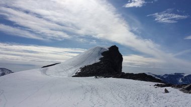 Ayak sesleriyle kaplı bir dağ zirvesi.