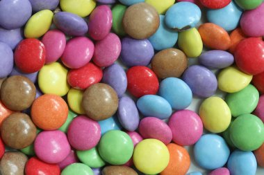 Arkadaki şekil olarak renkli çikolatalı tatlılar