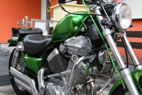 Grön Färgad Anpassad Cykel Med Kromdelar — Stockfoto