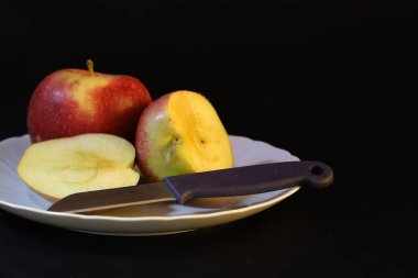 Elmayı bir tabakta kes