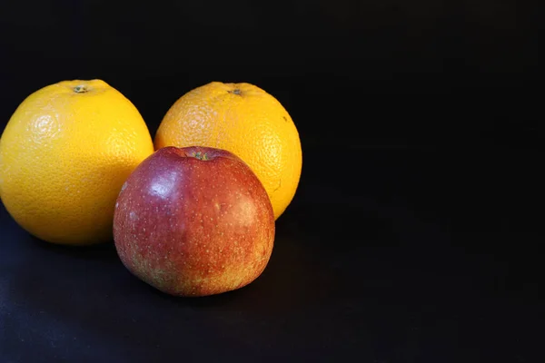 Апельсины Яблоко Черном — стоковое фото