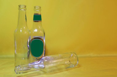 Sarı arka planda şişeler