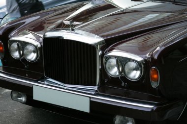 Klasik bir arabaya yaklaş.