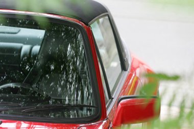 Klasik bir arabaya yaklaş.