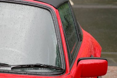 Klasik bir arabaya yaklaş.