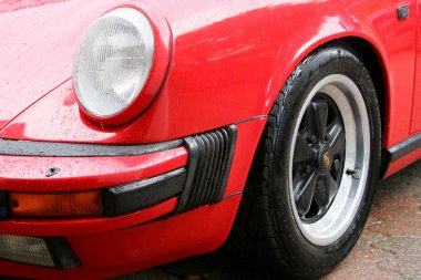 Klasik bir arabaya yaklaş.