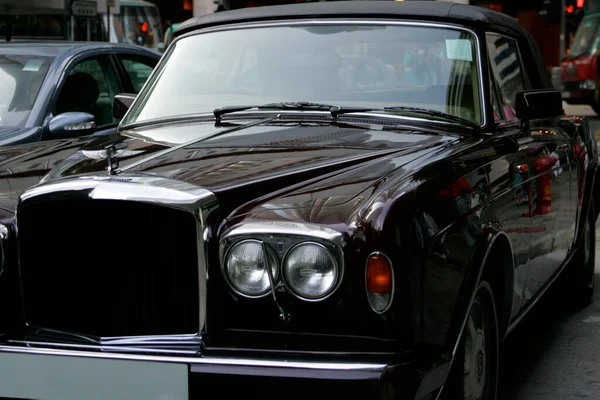 Klasik bir arabaya yaklaş.