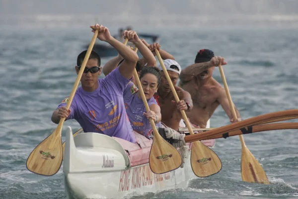 Outrigger Каноэ Действии Море — стоковое фото