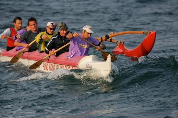 Outrigger Κανό Δράση Στη Θάλασσα — Φωτογραφία Αρχείου