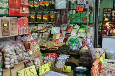 Hong Kong - Tapınak Sokağı civarındaki dükkanlar
