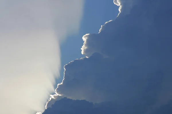 Białe Ciemne Chmury — Zdjęcie stockowe