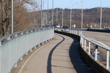 Kentsel yüksek yolun yanındaki yaya yürüyüş.