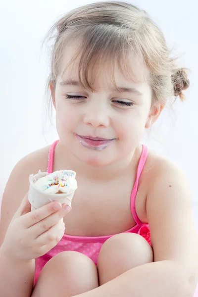 Niña comiendo helado — Foto de Stock