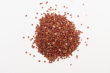 beyaz zemin üzerine kırmızı quinoa döktüm