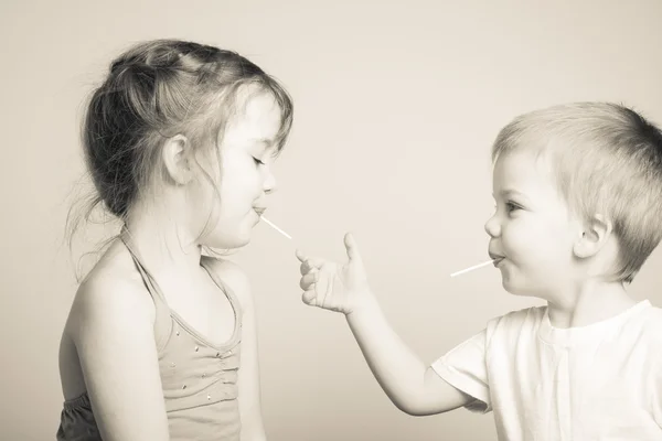 Fratelli che giocano tra loro, immagine in bianco e nero con tasti alti — Foto Stock