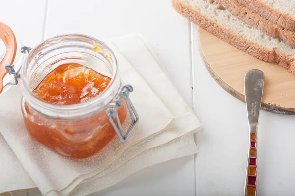 Oranje of abrikoos jam met brood — Stockfoto