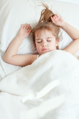 Küçük kız uyuyor.