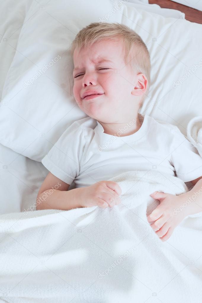 заспанный ребенок. ребенок капризничает. ребенок спит. ребенок просыпается. малыш спит.