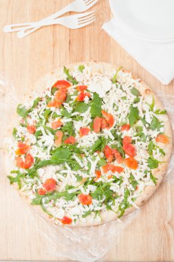 Donmuş pizza ahşap tahta üzerinde