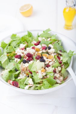 gorgonzola peyniri ve beyaz kase kuru meyve salatası