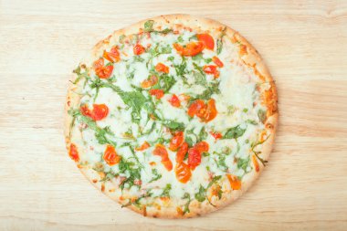 taze pişmiş roka pizza ahşap arka plan üzerinde