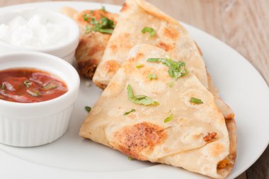Beyaz plaka üzerinde orijinal mexican quesadilla