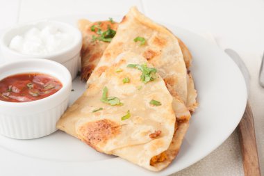 Beyaz plaka üzerinde orijinal mexican quesadilla