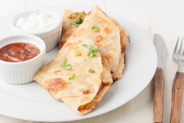 Beyaz plaka üzerinde orijinal mexican quesadilla — Stok fotoğraf