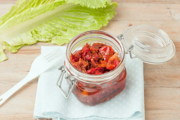 Tomates séchées au soleil dans un pot en verre — Photo