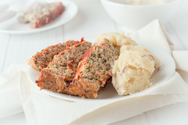 dilimlenmiş hindi etli börek