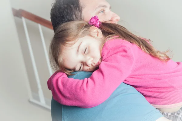 Litle fille dormir dans les bras de papa — Photo