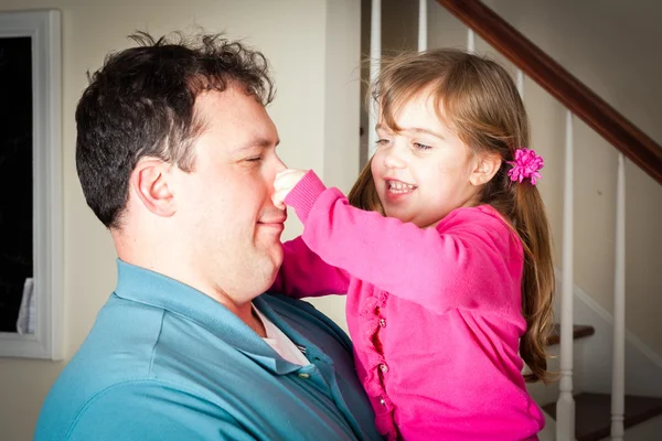 küçük kız babası ile oynamaya olmak